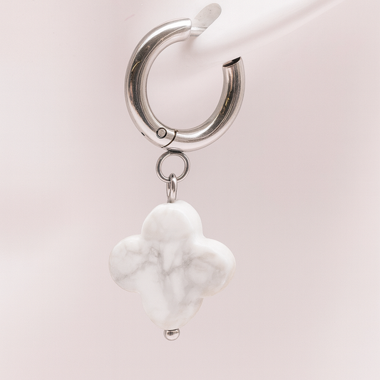 Boucles d’oreilles "fleur" en Howlite (Zimbabwe A)